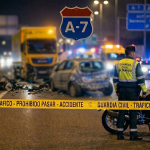 Migrante de Ecuador robó un auto y murió en Nerja, en España. Se quedó sin gasolina y un camión lo impactó.