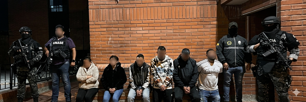 Cae banda en Cuenca acusada de extorsionar a un ciudadano. La Policía Nacional hizo allanamientos en Ricaurte.