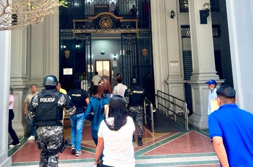 La Fiscalía allanó el Municipio de Guayaquil. Foto: Fiscalía