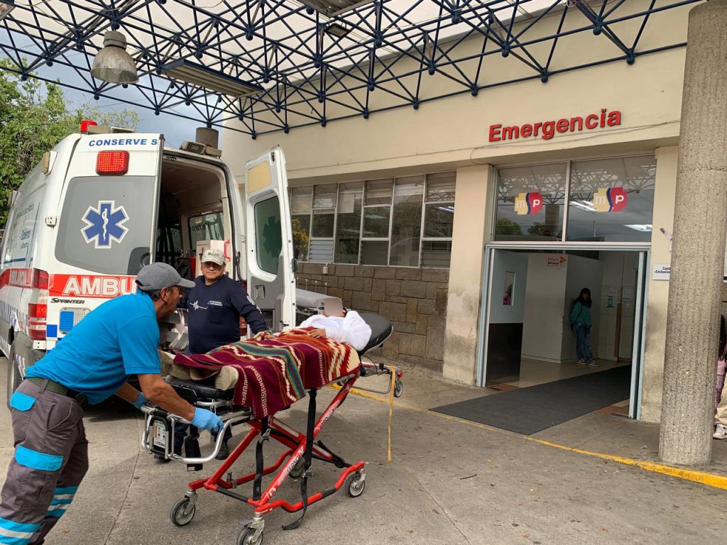 El Hospital Regional recibió a pacientes del accidente de bus en la vía Cuenca-Molleturo. Foto: HVCM