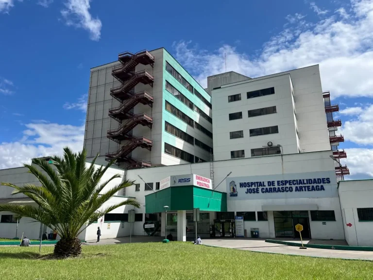 Organizaciones advierten debilidad institucional en el hospital José Carrasco Arteaga. Advierten que cambios continuos afecta al servicio.