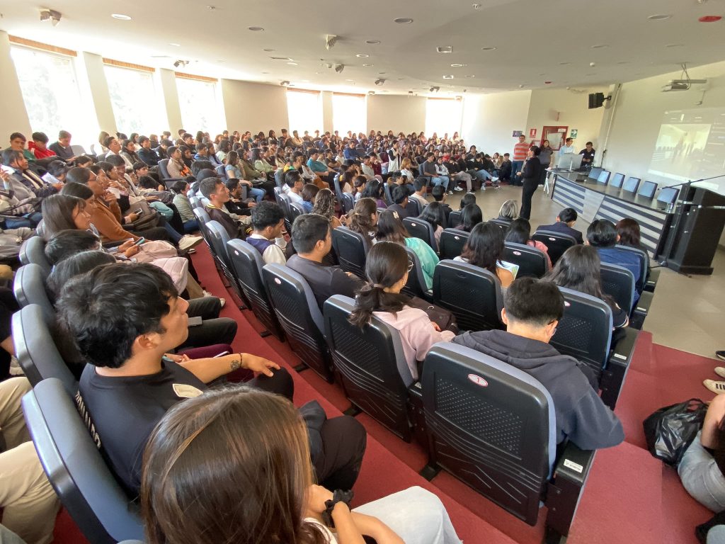 La mañana del 14 de abril, Maribel Sarmiento, rectora de la UNAE habló con los estudiantes para explicarles sobre la intervención. Foto: El Mercurio
