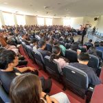 La mañana del 14 de abril, Maribel Sarmiento, rectora de la UNAE habló con los estudiantes para explicarles sobre la intervención. Foto: El Mercurio