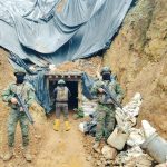 Militares en una bocamina.