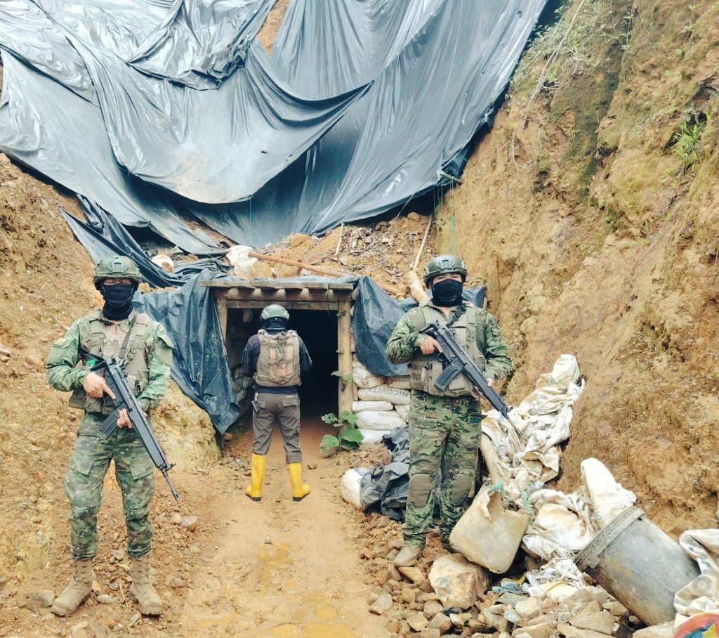 Militares en una bocamina.