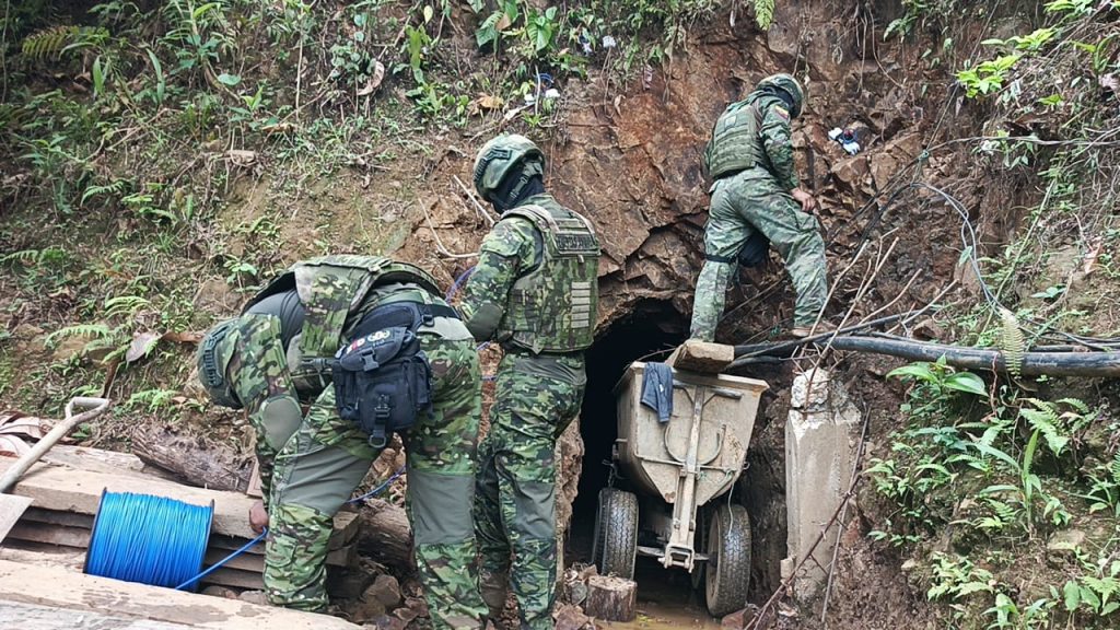 Militares destruyeron minas ilegales en Ponce Enríquez. Ingresaron con vehículos tácticos a la zona.