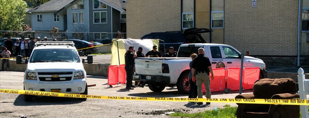 Migrante de Ecuador hallado muerto debajo de un camioneta. Investigaciones revelan que fue atropellado y arrastrado. Hay un conductor detenido.