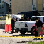 Migrante de Ecuador hallado muerto debajo de un camioneta. Investigaciones revelan que fue atropellado y arrastrado. Hay un conductor detenido.