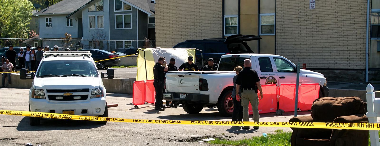 Migrante de Ecuador hallado muerto debajo de un camioneta. Investigaciones revelan que fue atropellado y arrastrado. Hay un conductor detenido.