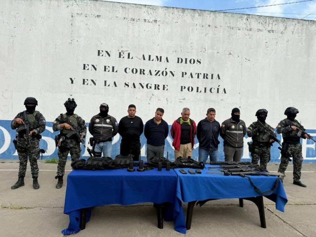 Detienen a tres policías y un militar con armas en Ponce Enríquez Azuay. Decomisaron tres fusiles y un lanzagrandas.