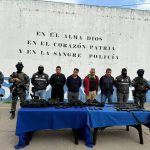 Detienen a tres policías y un militar con armas en Ponce Enríquez Azuay. Decomisaron tres fusiles y un lanzagrandas.