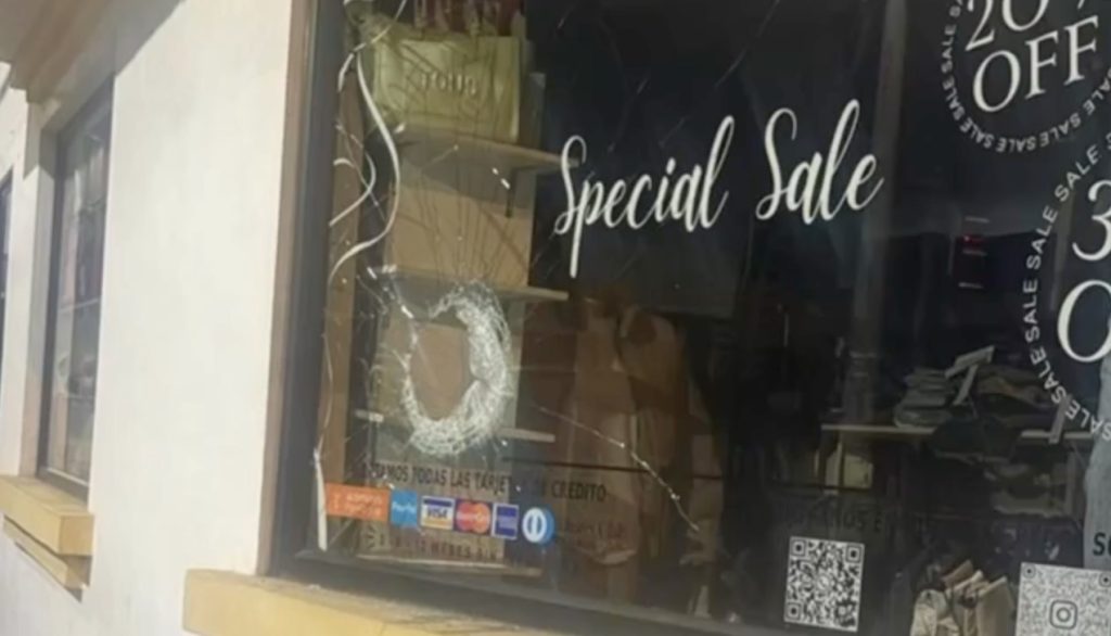 Nuevo robo a una boutique en el centro de Cuenca. Un delincuente rompió un ventanal.