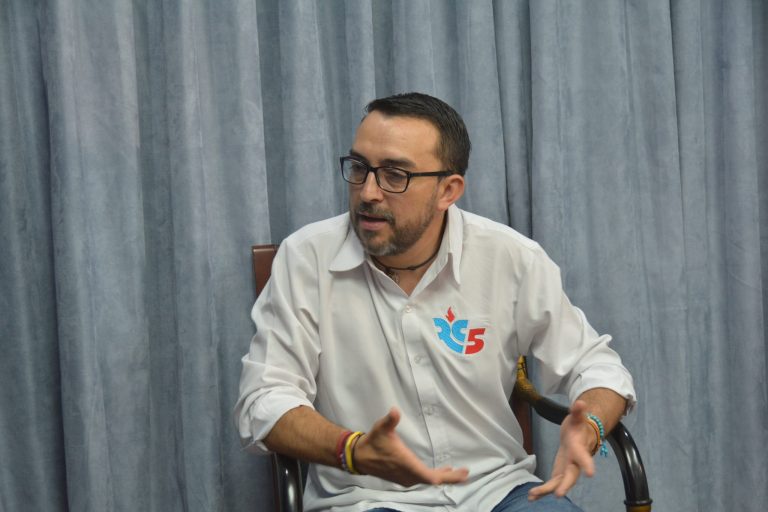 Roque Ordóñez renunció a la dirección de Revolución Ciudadana en Azuay. Es actual asambleísta por la provincia de Azuay.