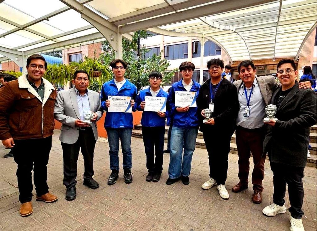Tres estudiantes de la Unidad Educativa Técnico Salesiano, en Cuenca, obtuvieron tres medallas en las Olimpiadas Nacionales de Inteligencia Artificial.