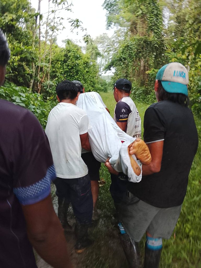 Mujer achuar de Taisha fue evacuada a pie y en avioneta para dar a luz. Ahora necesita colaboración para regresar a casa.