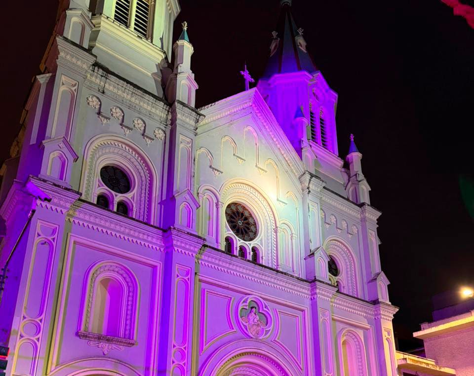 La iglesia de San Alfonso es uno de los templos que se iluminó por Semana Santa en Cuenca. Foto: Alcaldía