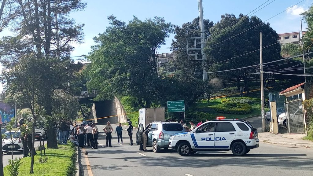 La Policía se encuentra en la avenida de las Américas investigando este nuevo asesinato en Cuenca. Foto: El Mercurio