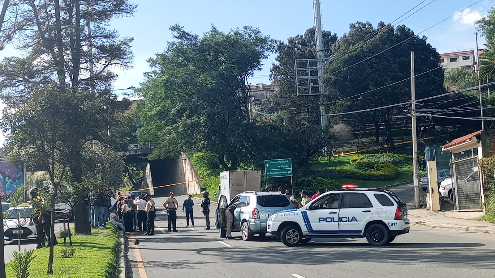 La Policía se encuentra en la avenida de las Américas investigando este nuevo asesinato en Cuenca. Foto: El Mercurio