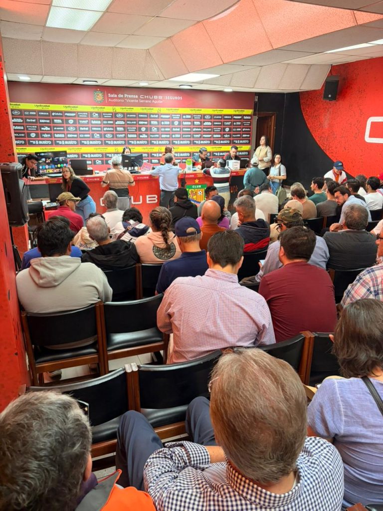 Cientos de hinchas apoyaron al Deportivo Cuenca para ver los partidos en Copa Sudamericana. Foto: El Mercurio