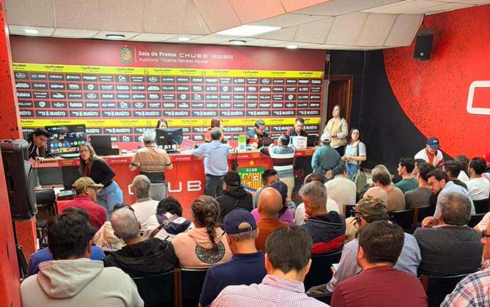 Cientos de hinchas apoyaron al Deportivo Cuenca para ver los partidos en Copa Sudamericana. Foto: El Mercurio