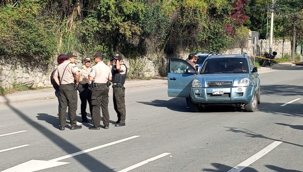 La tarde del 2 de abril un hombre que manejaba este vehículo Tucson fue asesinado en la avenida de las Américas. Foto: El Mercurio