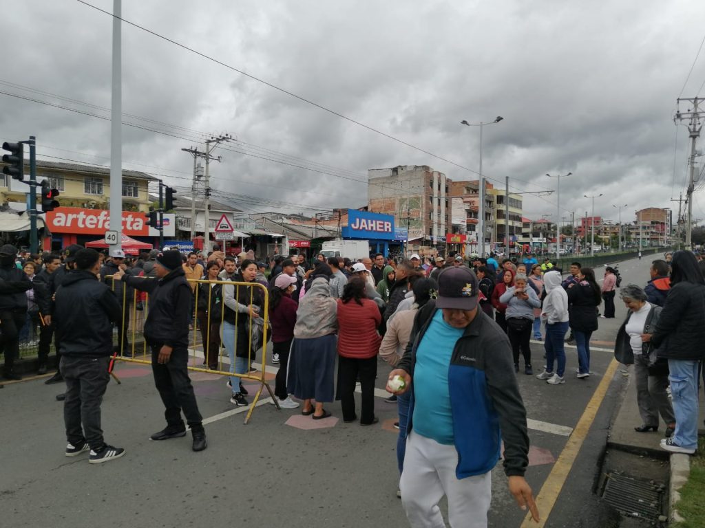 Comerciantes cerraron la avenida de las Américas. Foto: El Mercurio
