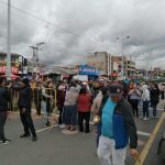 Comerciantes cerraron la avenida de las Américas. Foto: El Mercurio