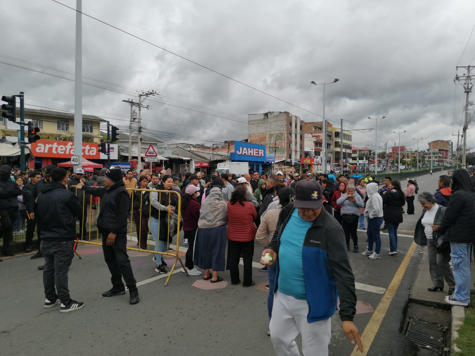 Comerciantes cerraron la avenida de las Américas. Foto: El Mercurio
