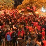 Cientos de hinchas se reunieron en la avenida Solano para respaldar al Deportivo Cuenca. Foto: El Mercurio