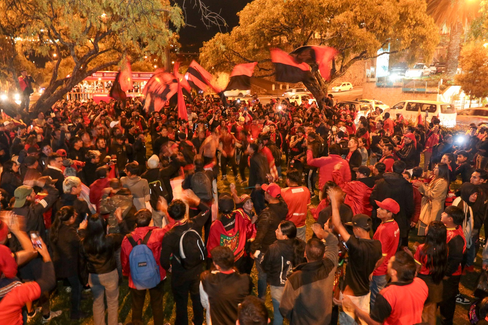 Cientos de hinchas se reunieron en la avenida Solano para respaldar al Deportivo Cuenca. Foto: El Mercurio