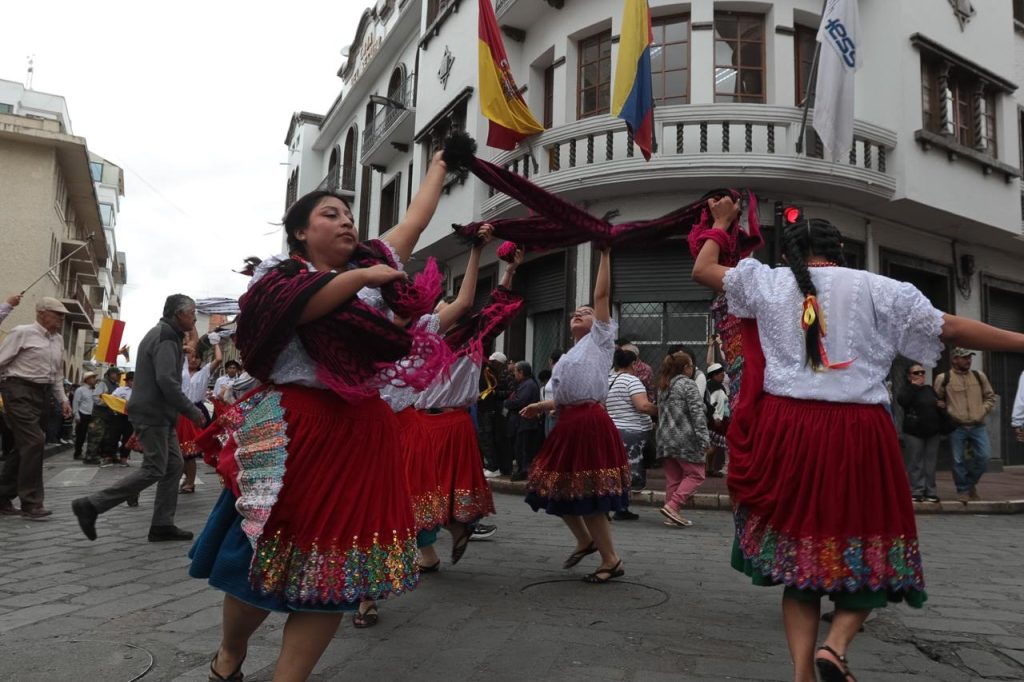Por la calle Bolívar desfilaron cientos de estudiantes. Foto: El Mercurio