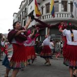 Por la calle Bolívar desfilaron cientos de estudiantes. Foto: El Mercurio