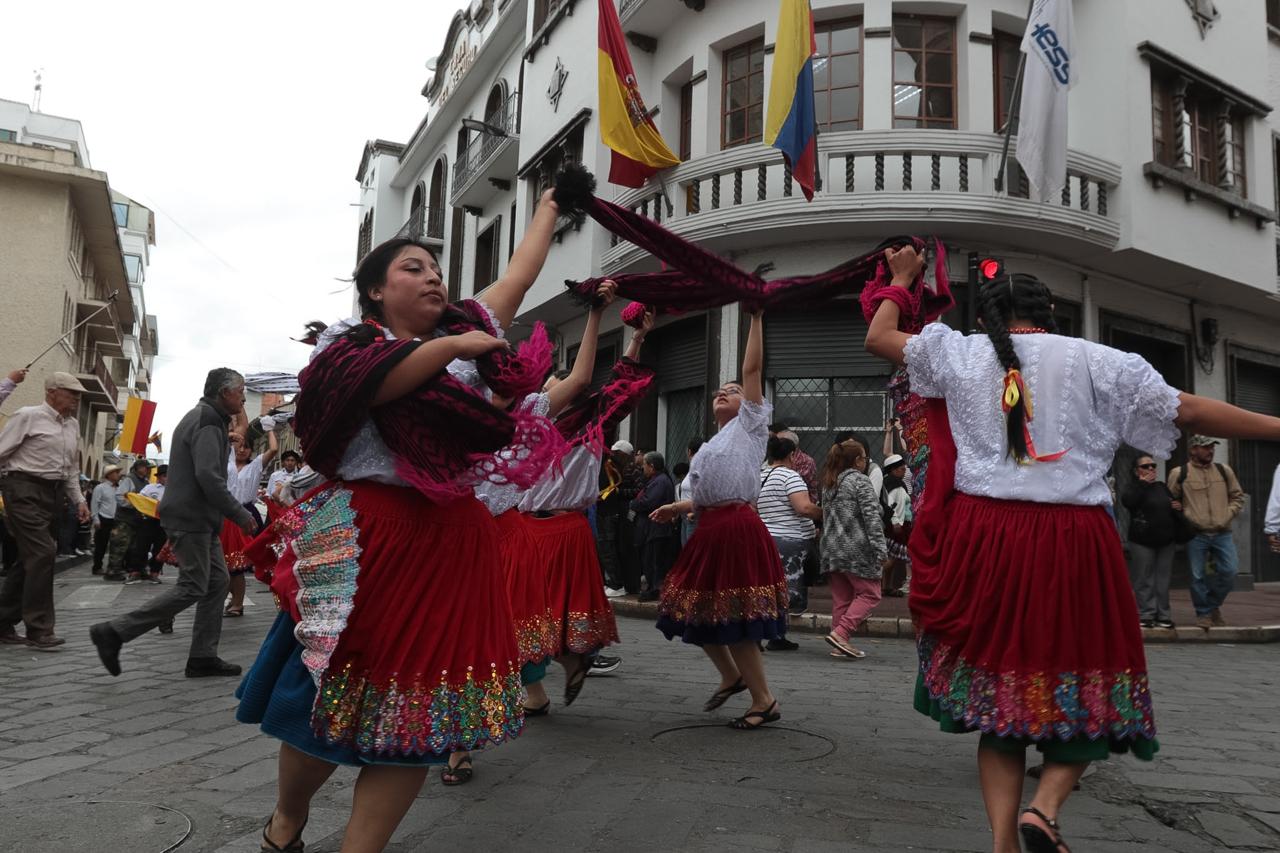 Por la calle Bolívar desfilaron cientos de estudiantes. Foto: El Mercurio