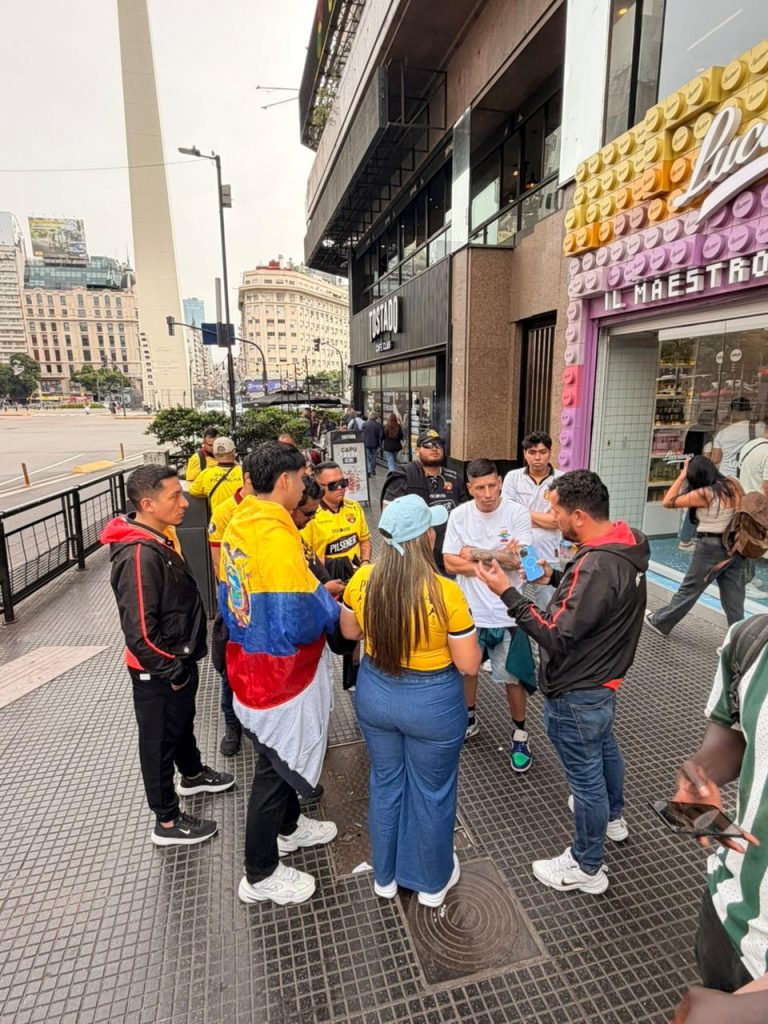 Hinchas de Barcelona buscan entradas para ver el partido contra Boca Juniors. Foto: Ismael Alvarado/El Mercurio