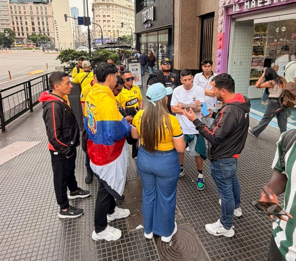 Hinchas de Barcelona buscan entradas para ver el partido contra Boca Juniors. Foto: Ismael Alvarado/El Mercurio