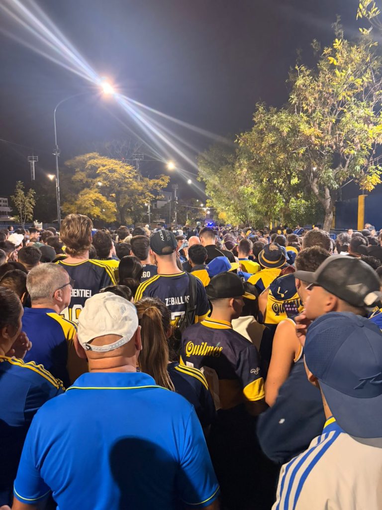 Cientos de personas se reúnen para entrar a la Bombonera. Foto: Ismael Alvarado para El Mercurio