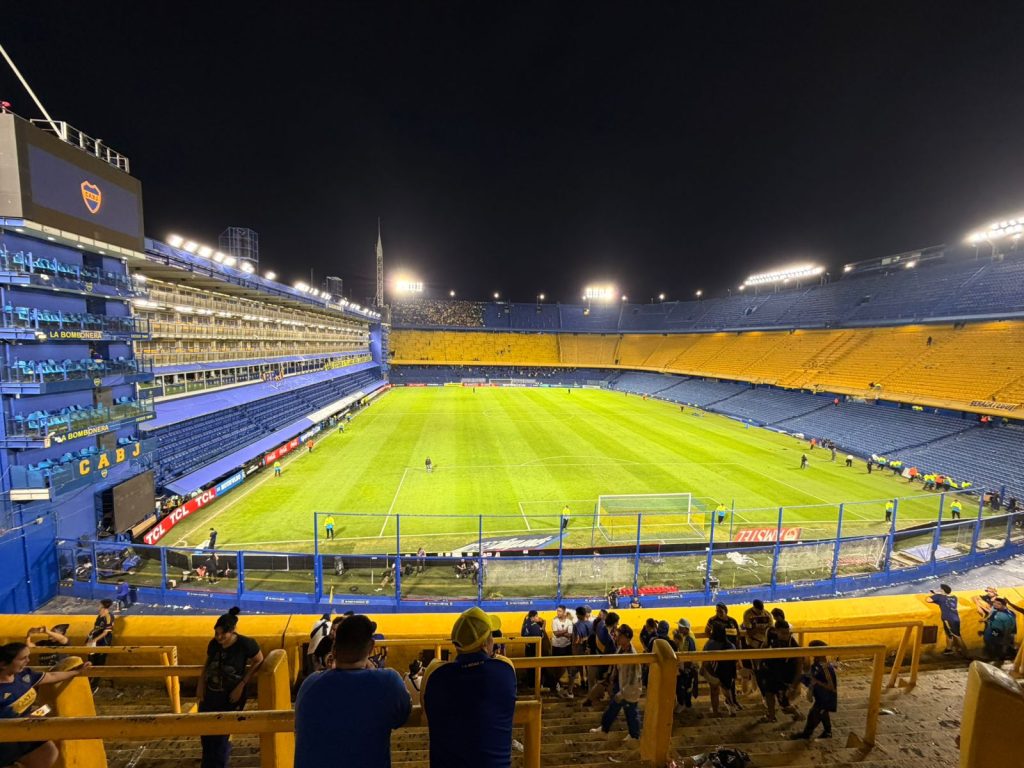 La mítica Bombonera en la noche del 14 de abril de 2026. Foto: Ismael Alvarado para El Mercurio