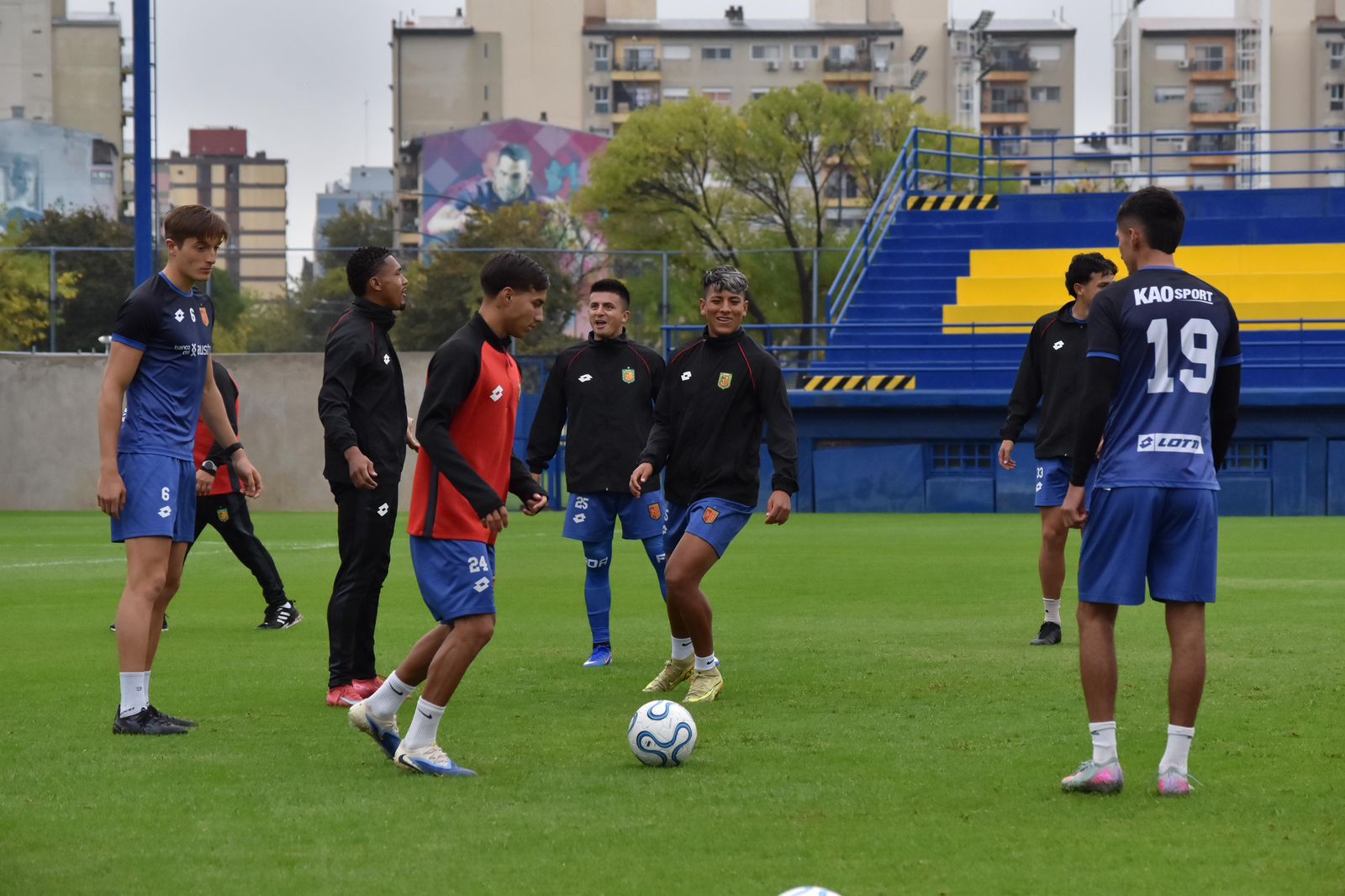 Deportivo Cuenca entrenó en Casa Amarilla antes de su partido con San Lorenzo. Foto: Deportivo Cuenca