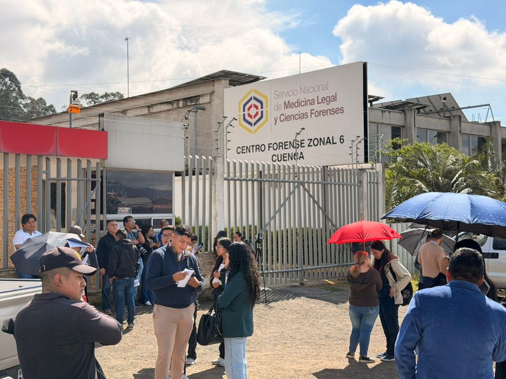 Docenas de familias esperan información sobre los fallecidos en el accidente de bus. Foto: El Mercurio