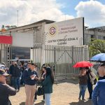 Docenas de familias esperan información sobre los fallecidos en el accidente de bus. Foto: El Mercurio