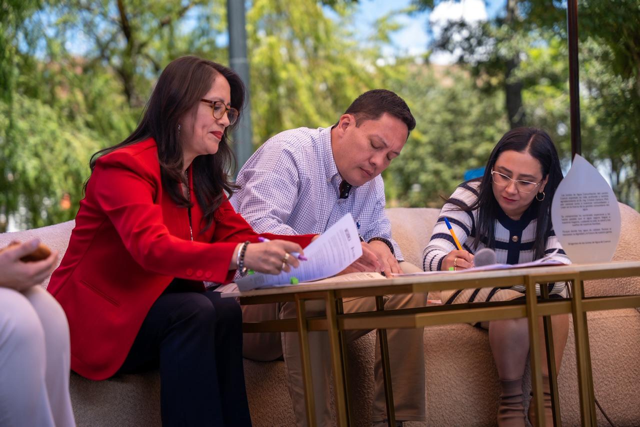 Este 22 de abril se firmó el convenio entre la Universidad de Cuenca y ETAPA. Foto: Municipio de Cuenca