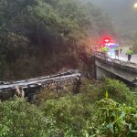 Los bomberos de Cuenca trabajaron arduamente el 16 de abril, cuando ocurrió el accidente de tránsito en la vía Cuenca-Molleturo. Foto: El Mercurio