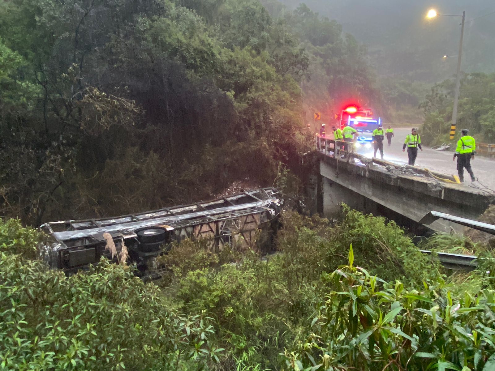 Los bomberos de Cuenca trabajaron arduamente el 16 de abril, cuando ocurrió el accidente de tránsito en la vía Cuenca-Molleturo. Foto: El Mercurio