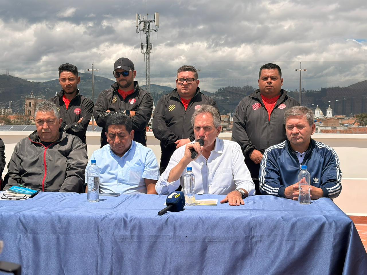 El estratega argentino fue presentado este miércoles 29 de abril y liderará el proyecto del club azuayo en el torneo provincial. Foto: El Mercurio