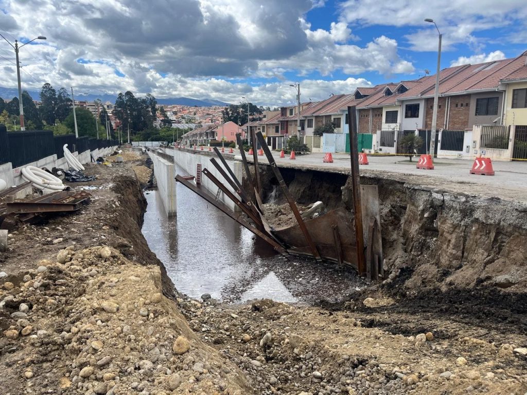 La calle Cuzco está cerrada tras un socavón. Foto: Municipio de Cuenca