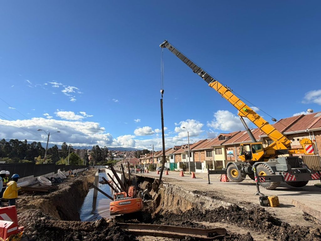 En la calle Cuzco se formó un socavón la tarde de este 29 de abril. Foto: MTOP