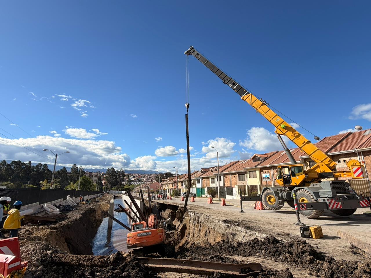 En la calle Cuzco se formó un socavón la tarde de este 29 de abril. Foto: MTOP
