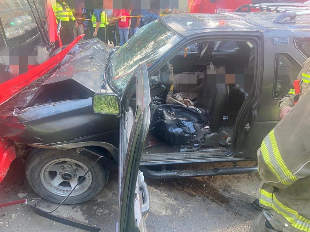 Los servicios de emergencia llegaron hasta el sitio para atender el accidente de tránsito. Foto: ECU911