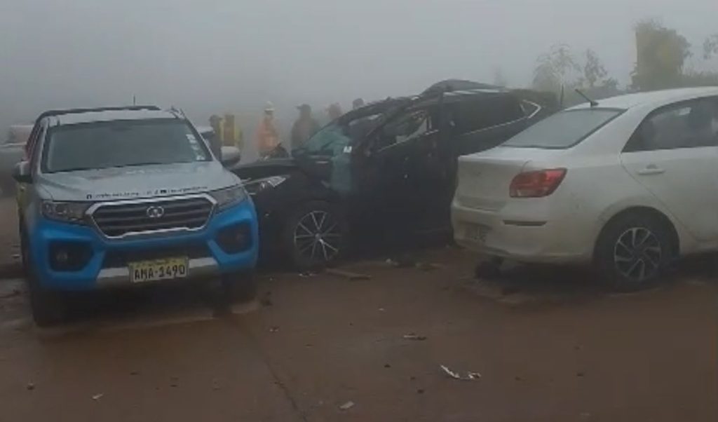 Grave accidente en la vía Cuenca - Molleturo - El Empalme, sector Tamarindo. Hay cinco vehículos involucrados.