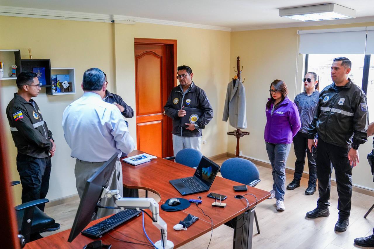 La ministra de Gobierno, Nataly Morillo, lideró el operativo en Cuenca. Foto: X